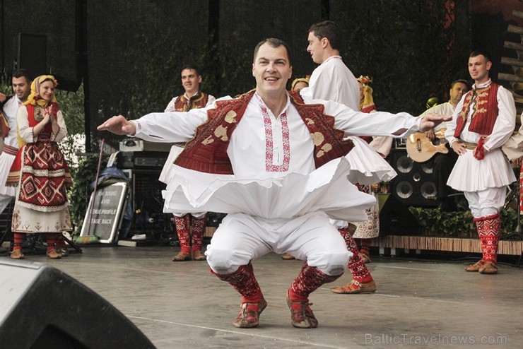 Pasaules saulgriežu festivāla programmu veidoja dziesmas, dejas un rituāli, sākot ar pašmāju un tuvāko kaimiņu skanīgākajiem līgotājiem, Rumānijas un  126042