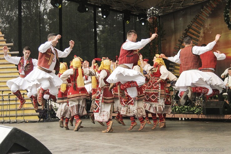 Pasaules saulgriežu festivāla programmu veidoja dziesmas, dejas un rituāli, sākot ar pašmāju un tuvāko kaimiņu skanīgākajiem līgotājiem, Rumānijas un  126043