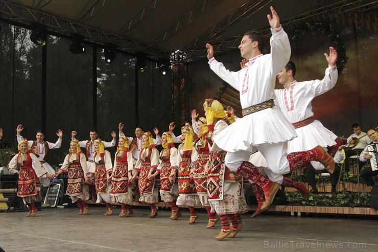 Pasaules saulgriežu festivāla programmu veidoja dziesmas, dejas un rituāli, sākot ar pašmāju un tuvāko kaimiņu skanīgākajiem līgotājiem, Rumānijas un  126044