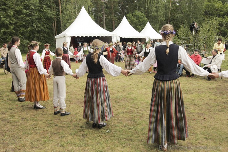 Pasaules saulgriežu festivāla programmu veidoja dziesmas, dejas un rituāli, sākot ar pašmāju un tuvāko kaimiņu skanīgākajiem līgotājiem, Rumānijas un  126045