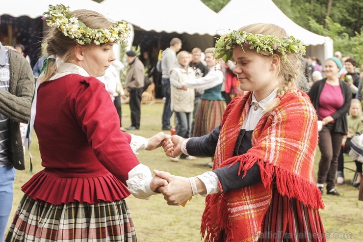 Pasaules saulgriežu festivāla programmu veidoja dziesmas, dejas un rituāli, sākot ar pašmāju un tuvāko kaimiņu skanīgākajiem līgotājiem, Rumānijas un  126046