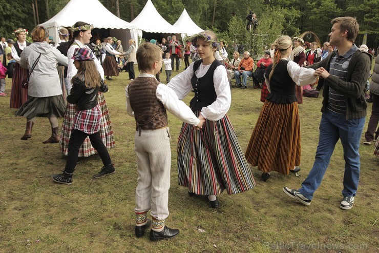 Pasaules saulgriežu festivāla programmu veidoja dziesmas, dejas un rituāli, sākot ar pašmāju un tuvāko kaimiņu skanīgākajiem līgotājiem, Rumānijas un  126047