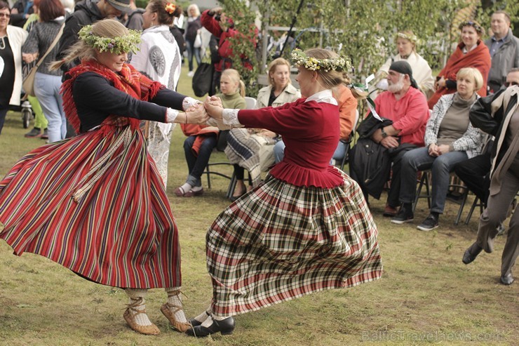 Pasaules saulgriežu festivāla programmu veidoja dziesmas, dejas un rituāli, sākot ar pašmāju un tuvāko kaimiņu skanīgākajiem līgotājiem, Rumānijas un  126048