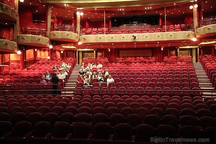 Royal Court Theater - ik vakaru te notiek šovi, izrādes, koncerti. Īpašam notikumam par godu iespējams rezervēt privāto ložu, kur izrādes laikā tiks s 126329