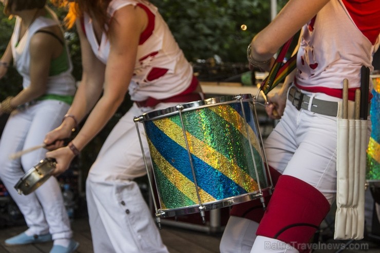 Vakar Kalnciema kvartālā notika brīvdabas koncerts – Brazīlijas ritmu vakars kopā ar mūziķiem no Samba de Riga un Capoeira dejotājiem 126358