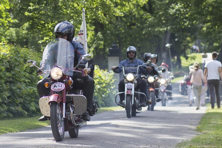 Starptautiskā moto festivāla Baltic Jawa 2014 dalībnieki viesojas Dikļu pilī 126747