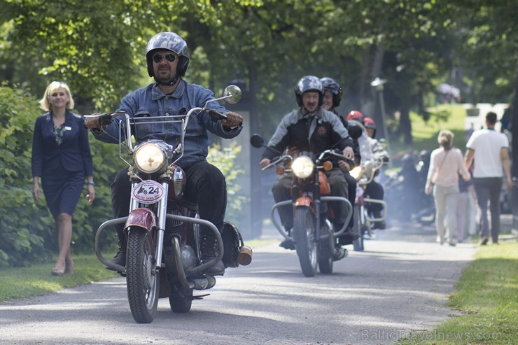 Starptautiskā moto festivāla Baltic Jawa 2014 dalībnieki viesojas Dikļu pilī 126749