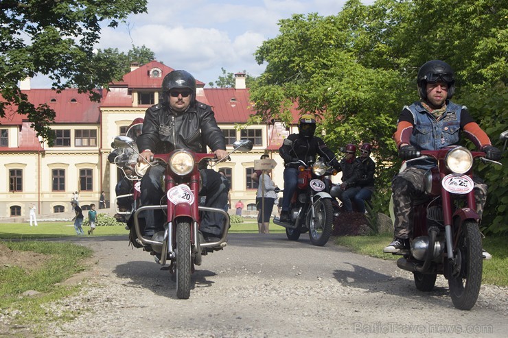 Starptautiskā moto festivāla Baltic Jawa 2014 dalībnieki viesojas Dikļu pilī 126779