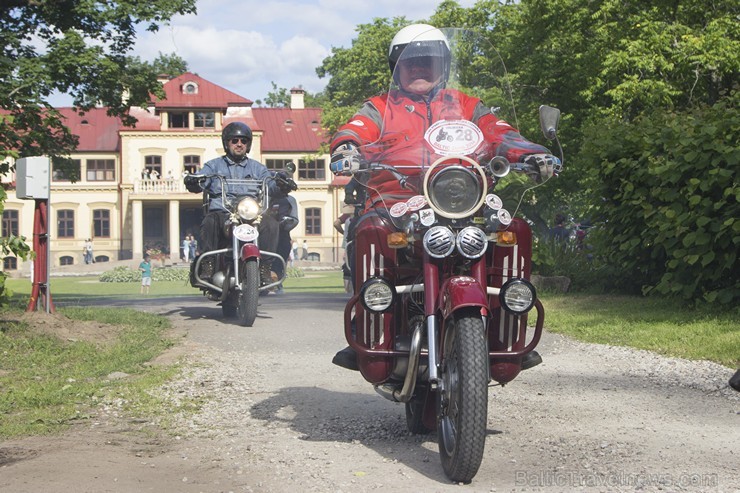 Starptautiskā moto festivāla Baltic Jawa 2014 dalībnieki viesojas Dikļu pilī 126781