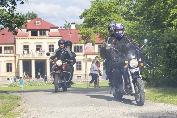 Starptautiskā moto festivāla Baltic Jawa 2014 dalībnieki viesojas Dikļu pilī 126787