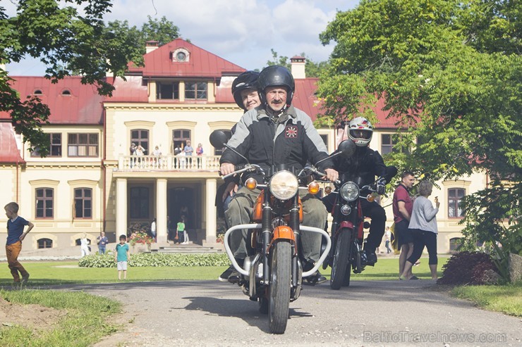 Starptautiskā moto festivāla Baltic Jawa 2014 dalībnieki viesojas Dikļu pilī 126788