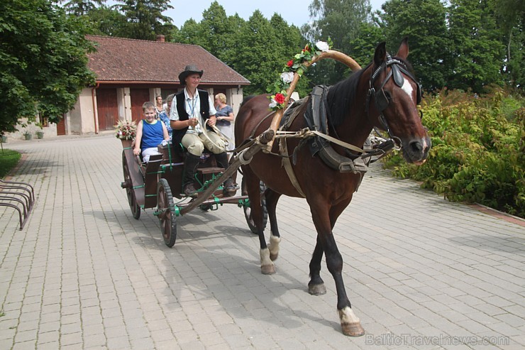 Jaunmoku pils 6.07.2014 svinēja 7.Dārza svētkus un 14.starptautiskā Baha festivāla Vasaras koncertu «Laiks svinēt! DZĪVI.». Vairāk informācijas - www. 127157