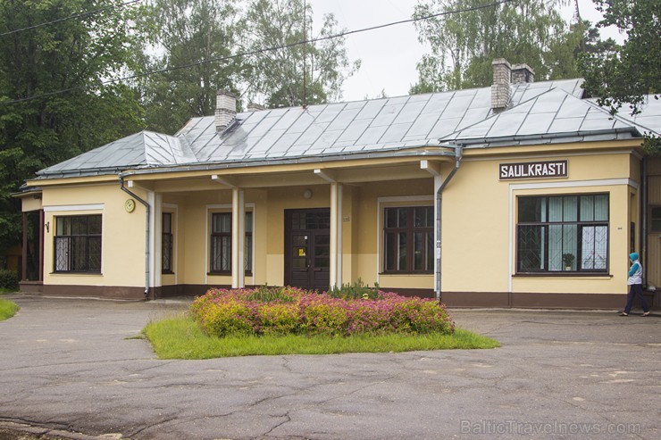 1944. gada naktī no 25. uz 26. septembri vecā stacijas ēka uzspridzināta. Jaunā stacijas ēka atklāta 1952. gada 28. jūnijā 127879