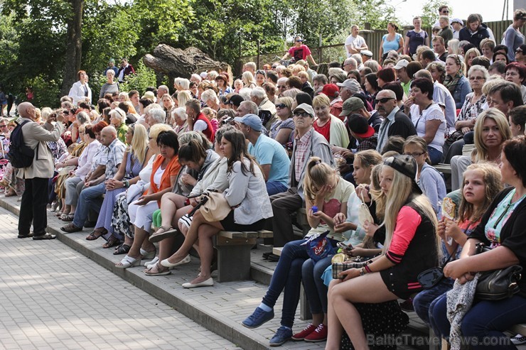 Ar daudzveidīgu programmu aizvadīti Jūras svētki Engurē 128145