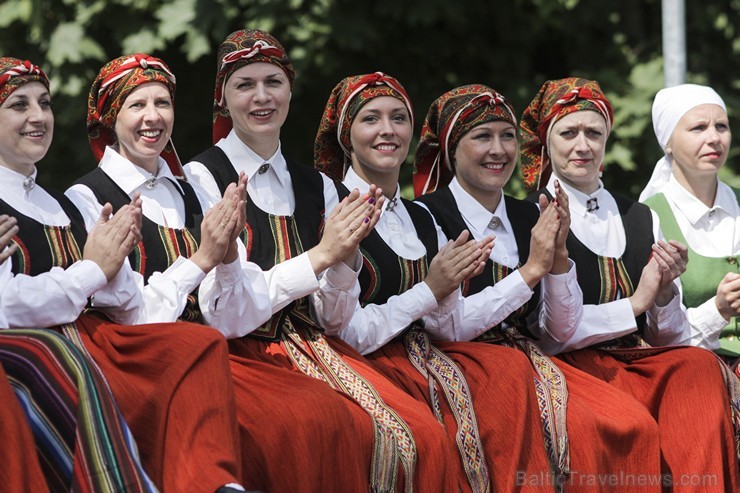 Ar daudzveidīgu programmu aizvadīti Jūras svētki Engurē 128154