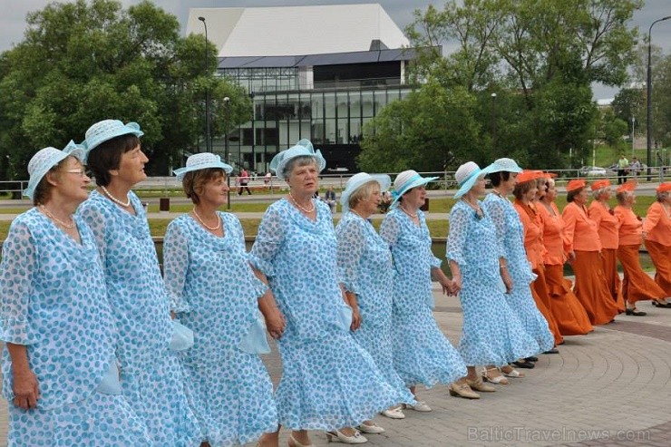 Rēzeknē 13.jūlijā bija pulcējušies 17 senioru deju kolektīvi no Latgales, Vidzemes un Kurzemes, kuri izdejoja savas dvēseles stīgas Latgales senioru d 128203