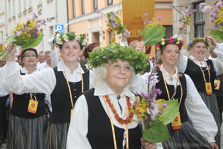 Pasaules koru olimpiādes gājiens Rīgas ielās norīt lielās ovācijās 128326