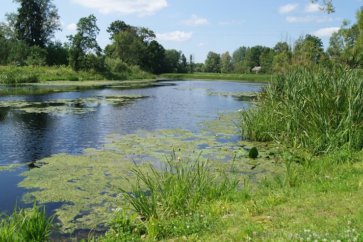 Blakus kompleksam tek upīte Podvāze 128784