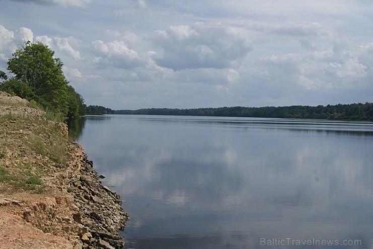 Uz salas Daugavā, Koknesē, top Likteņdārzs. Tā ir vieta, kur satiekas pagātne, tagadne un nākotne. Gan cilvēka, gan valsts. Satiekas, lai dotu mierinā 129352