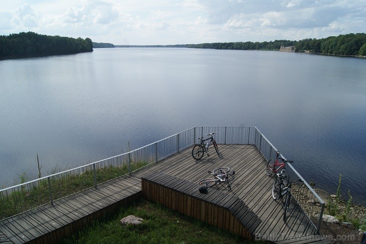 Uz salas Daugavā, Koknesē, top Likteņdārzs. Tā ir vieta, kur satiekas pagātne, tagadne un nākotne. Gan cilvēka, gan valsts. Satiekas, lai dotu mierinā 129359