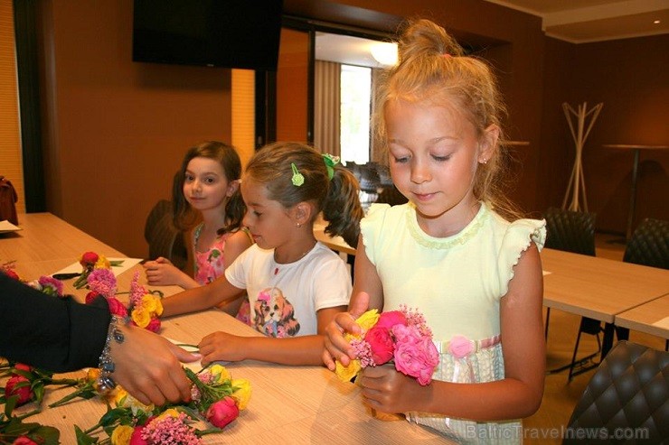 27.07.2014 viesnīcas Mercure Riga Centre restorānā The Traveller norisinājās floristikas meistarklase bērniem. Nākamā meistarklase 