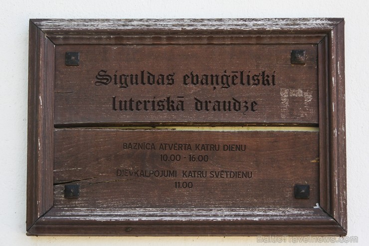 Siguldas draudze dibināta jau tālajā 1225. gadā. Ir saglabājušās ziņas, ka gadu vēlāk pie Siguldas pils uzcelta arī pirmā baznīca 129603