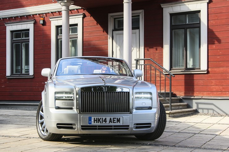 Luksus klases Rolls-Royce Phantom Drophead Coupé  ir 5.61 metrus garš un 1,99 metrus plats, bet motors ar 460 zirgspēkiem iedzen automašīnu līdz 100 k 130029