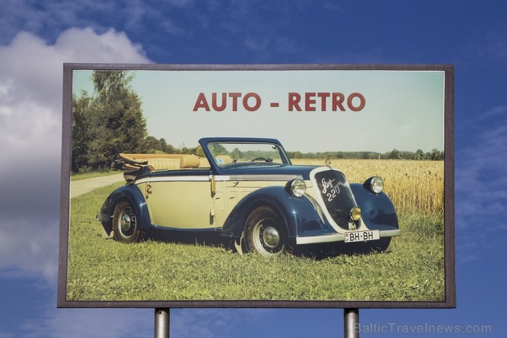 Pilsrundālē netālu no Rundāles pils var apmeklēt Retro auto kolekciju, kur apskatāmi 1939. g. automobiļi un dažādu laiku motocikli 130307