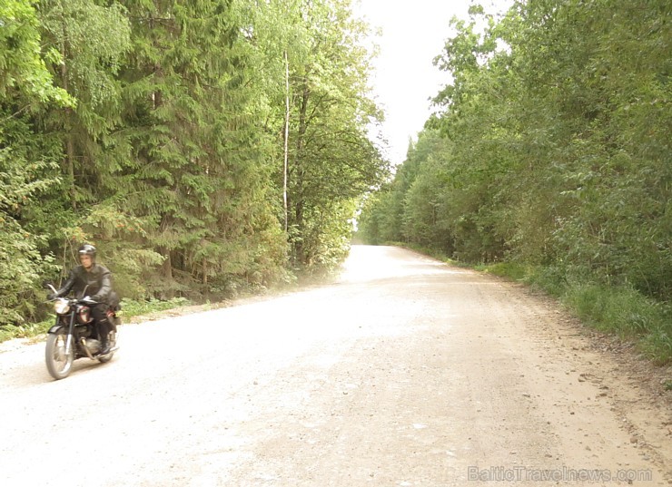 Lielie Kangari ir lielākais osu valnis jeb grēda Latvijā, kā arī tāda paša nosaukuma dabas liegums. Tie atrodas Ropažu novadā un Ogres novada Suntažu  130700