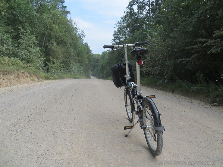 Saliekamais velosipēds «Tern Link C7» nav īsti piemērots grants ceļu braukšanai, bet ja dikti vajag... var braukt 130701