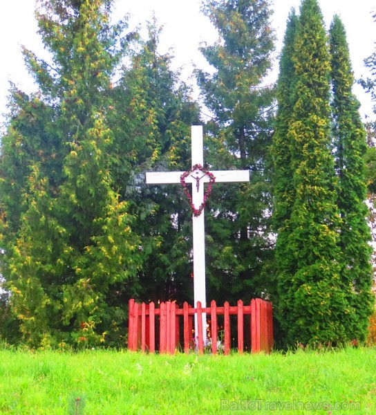 Latvijā vienīgais reģions, kur krucifiksi sastopami ārpus baznīcas ēkas vai dzīvojamām telpām, ir Latgale. Latgales ciemu un ceļmalu krucifiksi sastop 130790