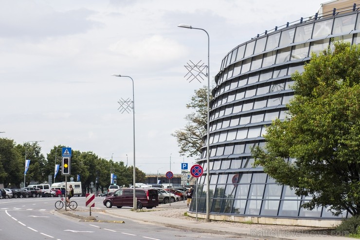 Stiklotā ēka Daugavas krastā uzcelta uz senajiem Rīgas nocietinājumiem. Tieši tādēļ multifunkcionālais centrs ieguvis Triangula bastiona nosaukumu 130796