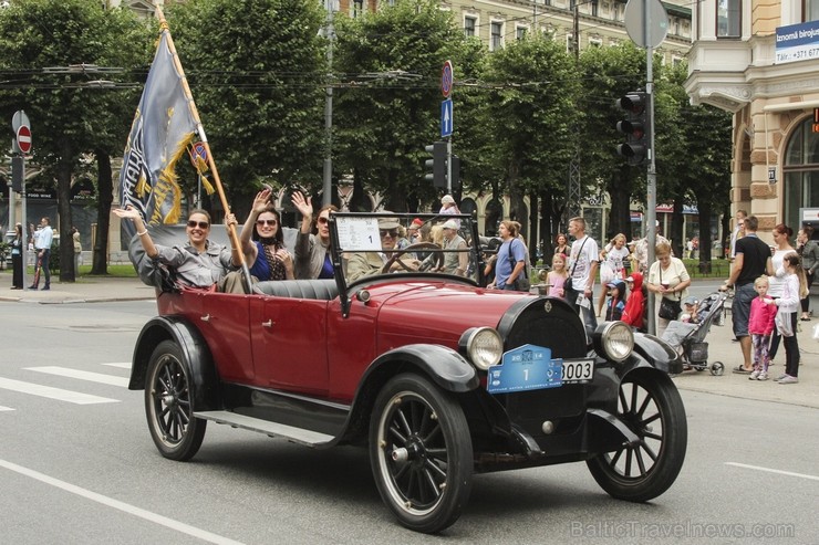 Jau devīto reizi noticis starptautiskais seno spēkratu salidojums «Riga Retro» 131011