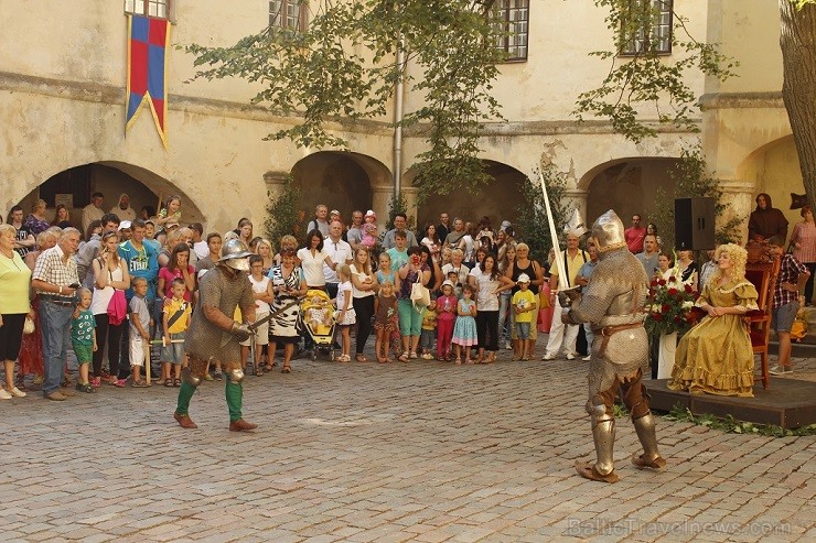 Papildus loku šaušanai, šķēpu un cirvju mešanai būs iespēja piedalīties kaujas skrējienā un uzlaikot bruņinieku smagās bruņas 131207