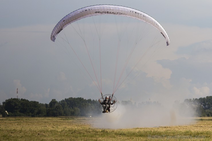 Spilves lidostā norisinājušās motoparaplānu slaloma sacensības 131423