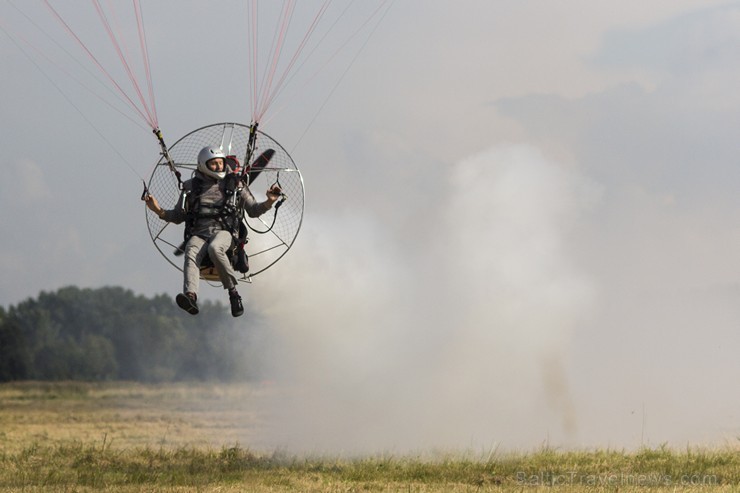 Spilves lidostā norisinājušās motoparaplānu slaloma sacensības 131424