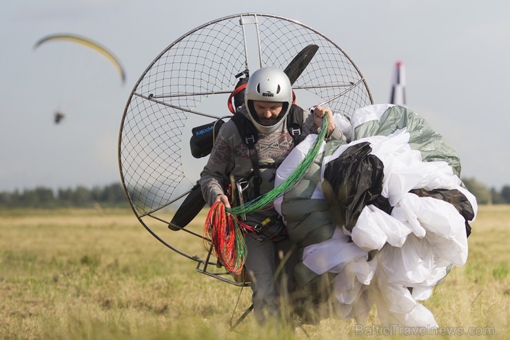 Spilves lidostā norisinājušās motoparaplānu slaloma sacensības 131430