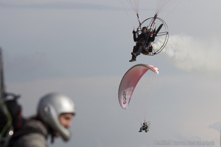 Spilves lidostā norisinājušās motoparaplānu slaloma sacensības 131431