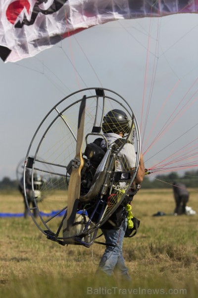 Spilves lidostā norisinājušās motoparaplānu slaloma sacensības 131437