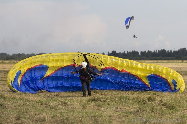 Spilves lidostā norisinājušās motoparaplānu slaloma sacensības 131438