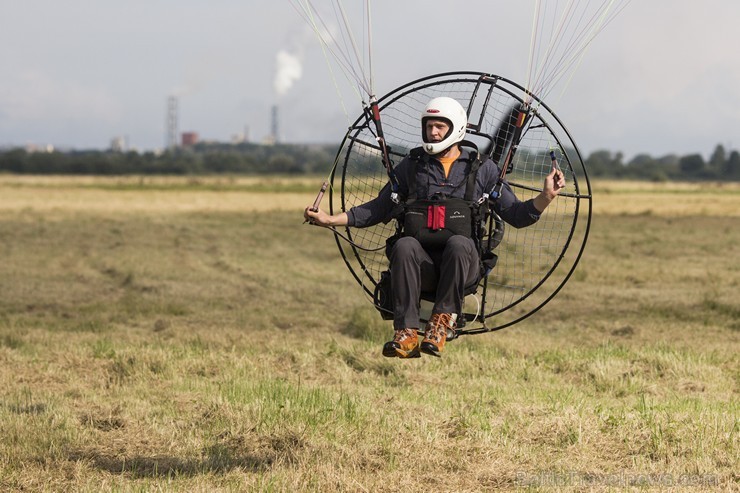 Spilves lidostā norisinājušās motoparaplānu slaloma sacensības 131439