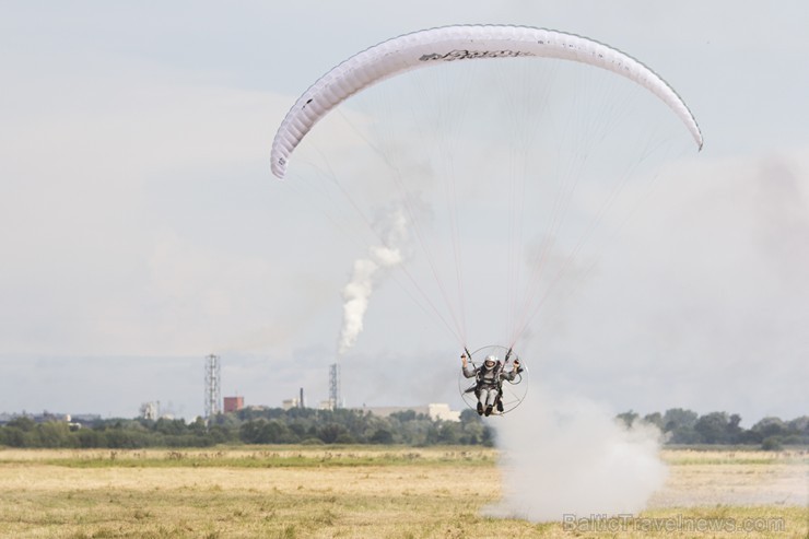 Spilves lidostā norisinājušās motoparaplānu slaloma sacensības 131445