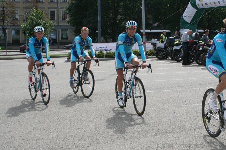 Rīgā, laukumā pie Elkor Plaza, 21. augustā pulksten 14.00 tika dots starts 'Baltijas ceļa' daudzdienu velobrauciena otrajam posmam. 'Baltijas ceļa' ve 131616