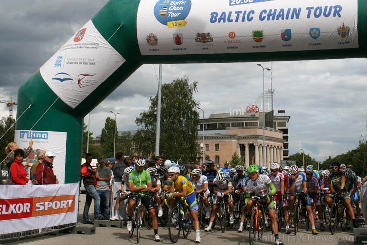 Rīgā, laukumā pie Elkor Plaza, 21. augustā pulksten 14.00 tika dots starts 'Baltijas ceļa' daudzdienu velobrauciena otrajam posmam. 'Baltijas ceļa' ve 131628