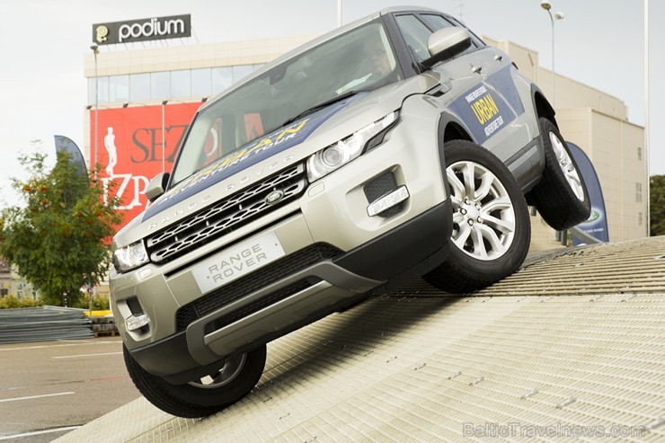 Ar Range Rover pilsētas piedzīvojuma rampas palīdzību Travelnews.lv ir unikāla iespēja droši pārbaudīt Evoque spējas neparastos apstākļos 132753