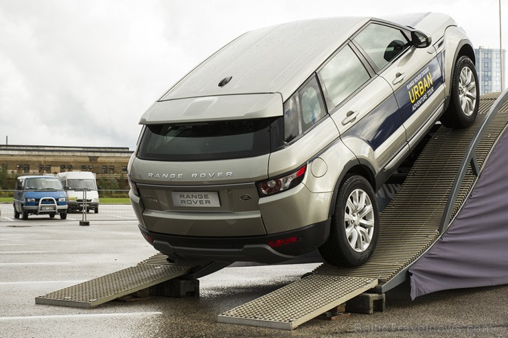 Travelnews.lv iepazīstas ar Range Rover Evoque iespējām 132755