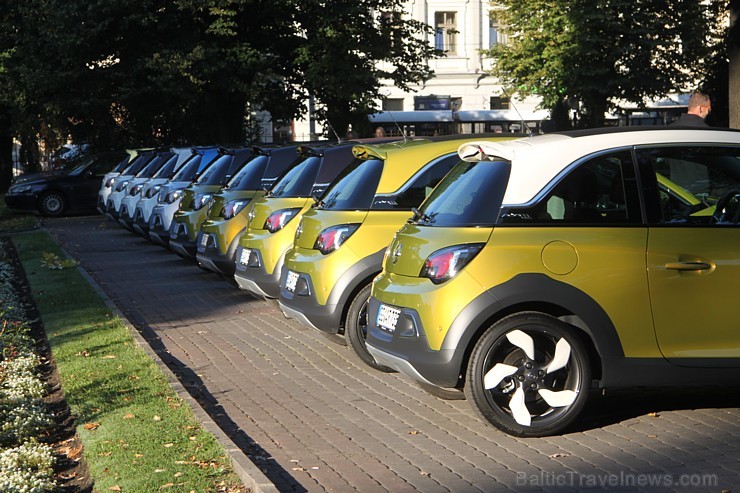 Rīgā ierodas vairāk nekā 700 ārvalstu autožurnālistu, lai testētu jauno Opel Adam Rocks 133107