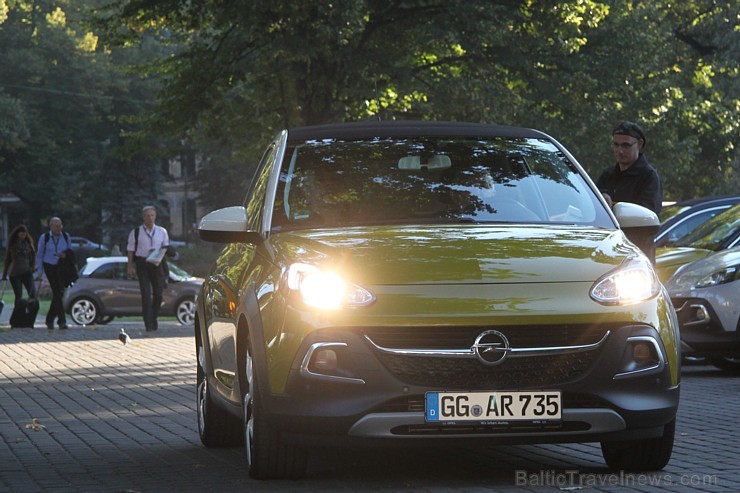 Rīgā ierodas vairāk nekā 700 ārvalstu autožurnālistu, lai testētu jauno Opel Adam Rocks 133123