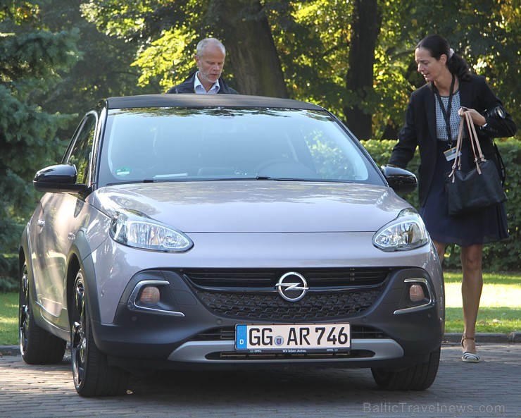 Rīgā ierodas vairāk nekā 700 ārvalstu autožurnālistu, lai testētu jauno Opel Adam Rocks 133132