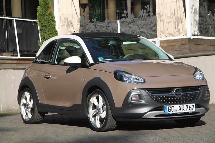 Rīgā ierodas vairāk nekā 700 ārvalstu autožurnālistu, lai testētu jauno Opel Adam Rocks 133136